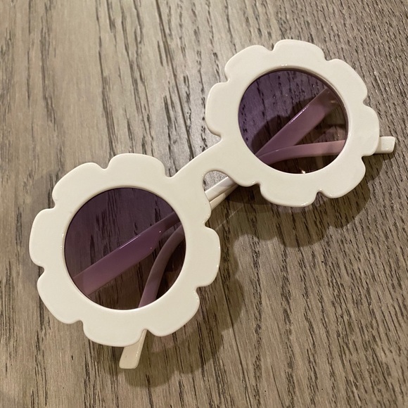 NEW; Kids Sunglasses - Picture 1 of 2